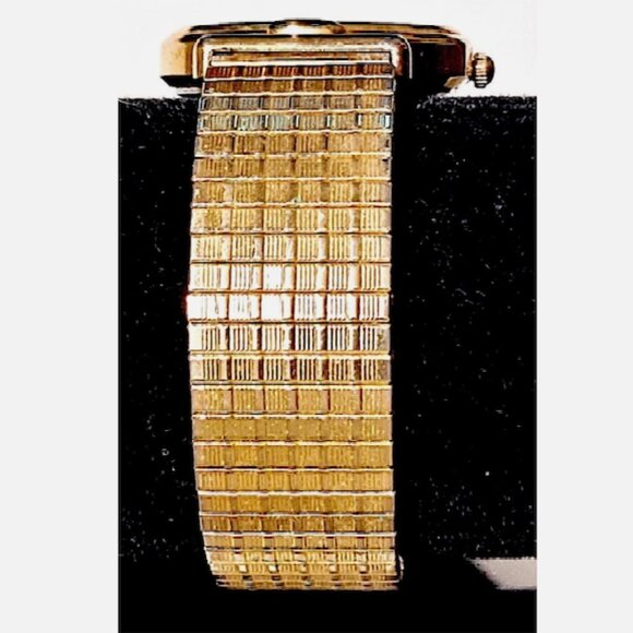 Vintage Sergio Valente Gold Toned Round Face Watch Great Condition - Picture 9 of 13